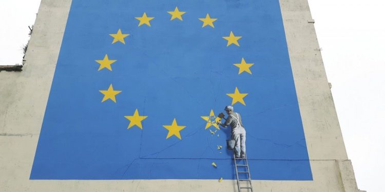 Demuelen una pared que tenía un mural de Banksy