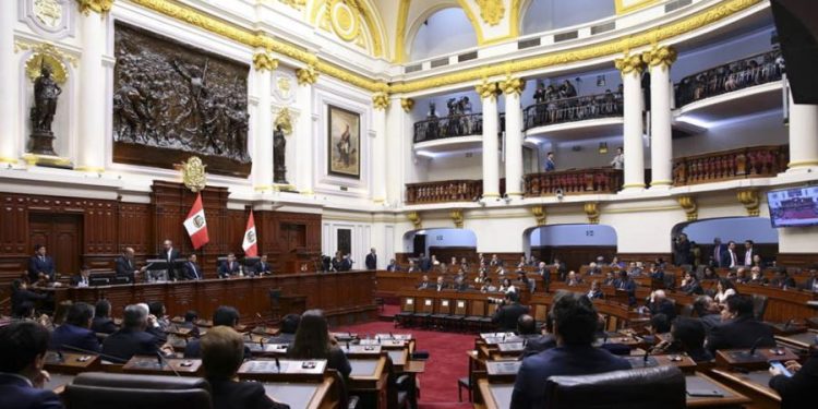 El Congreso peruano avanza con una reforma política criticada por analistas y expertos