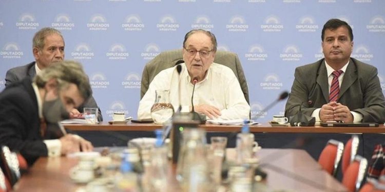 El oficialismo buscar reforzar por ley el financiamiento a la Educación ante la amenaza libertaria