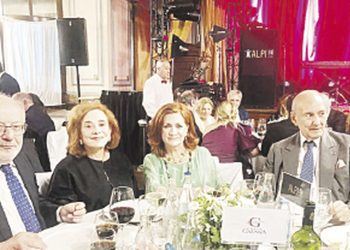 Empresarios, nerviosos, buscan más datos