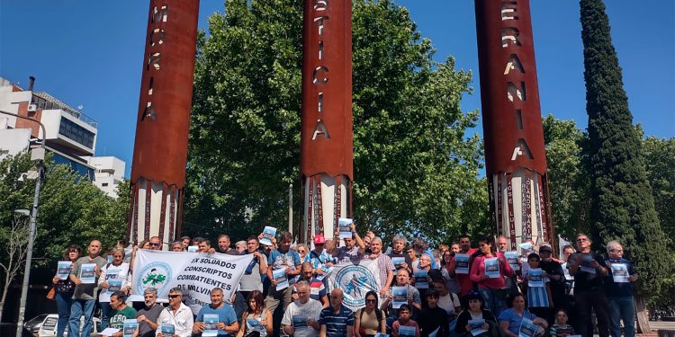 Excombatientes de La Plata marcharon a favor de Massa y criticaron a Milei