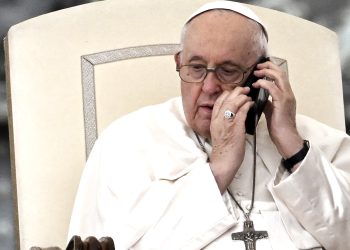 Francisco le envió un rosario bendecido a Javier Milei