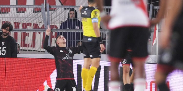 Huracán le puso un freno a River, se escapa del descenso y es escolta