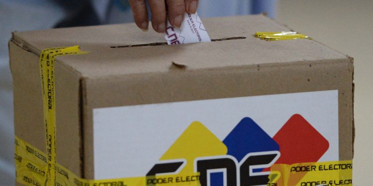 La oposición eligió al rival de Maduro en unas primarias cargadas de desafíos