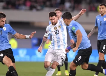 La Selección Argentina recibe a Uruguay por Eliminatorias: horario, TV y formaciones