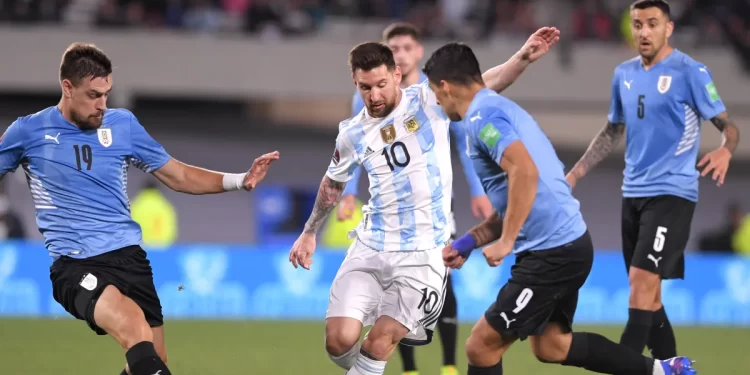 La Selección Argentina recibe a Uruguay por Eliminatorias: horario, TV y formaciones