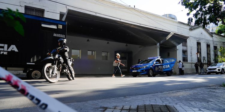 “Lo mataron como a un perro”, dijo la viuda del policía asesinado en un hospital
