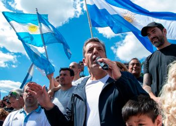 Massa vuelve al conurbano bonaerense y visita una fábrica en Florencio Varela