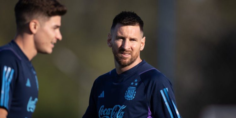 Messi llegó al país para sumarse al seleccionado argentino