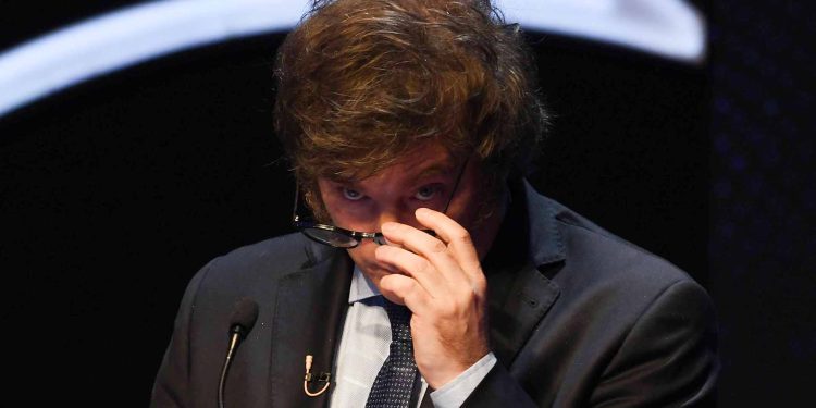 Milei ahora rechaza el mercado de órganos y dice que “no negocia” el cierre del BCRA