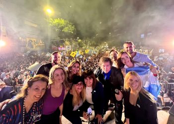 Milei cerró ante una multitud en Córdoba y su equipo terminó a las piñas