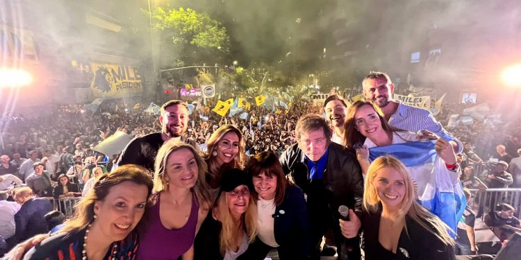 Milei cerró ante una multitud en Córdoba y su equipo terminó a las piñas
