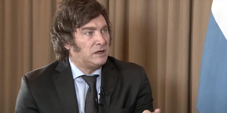 Milei defendió la privatización de los medios públicos y del fútbol