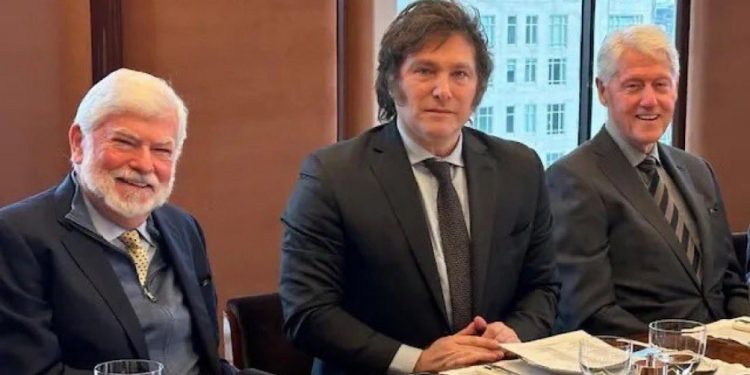 Milei visitó un sitio religioso en Nueva York y almorzó con el expresidente Bill Clinton