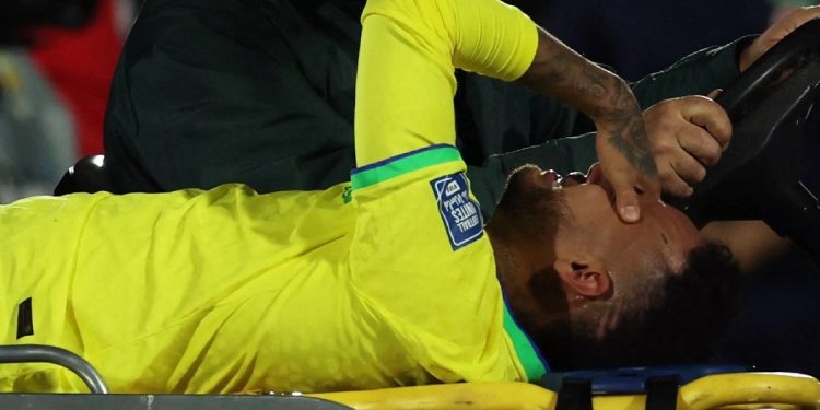Neymar fue operado con éxito, pero estará 10 meses sin jugar