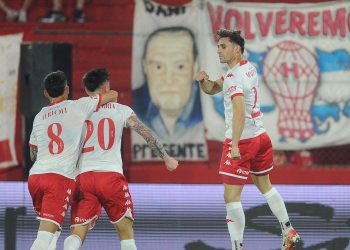 Noche completa para Huracán, que se salvó del descenso e igualó a River en la cima