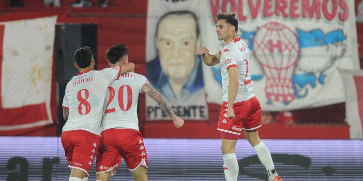 Noche completa para Huracán, que se salvó del descenso e igualó a River en la cima