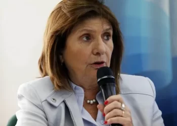 Nueva indignación de Patricia Bullrich con Massa: ahora por participar del aniversario de la PFA