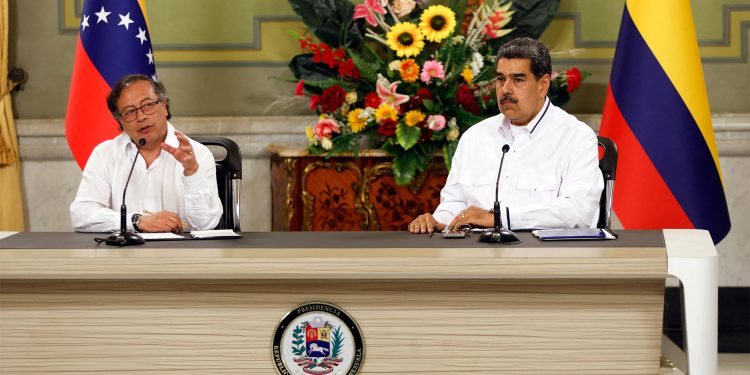 Petro visitó a Maduro en Caracas y dijo que Venezuela impulsará la economía de Colombia