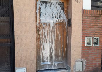 Puso un cartel en el balcón en solidaridad con Palestina, le cayó la policía y después vandalizaron su casa