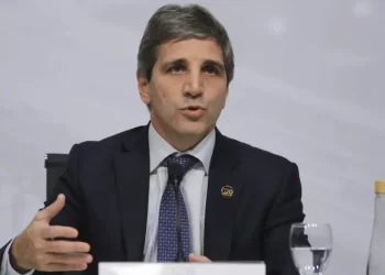 ¿Qué piensa Luis Caputo, el elegido por Milei para Economía, y cómo impactaría en Uruguay?