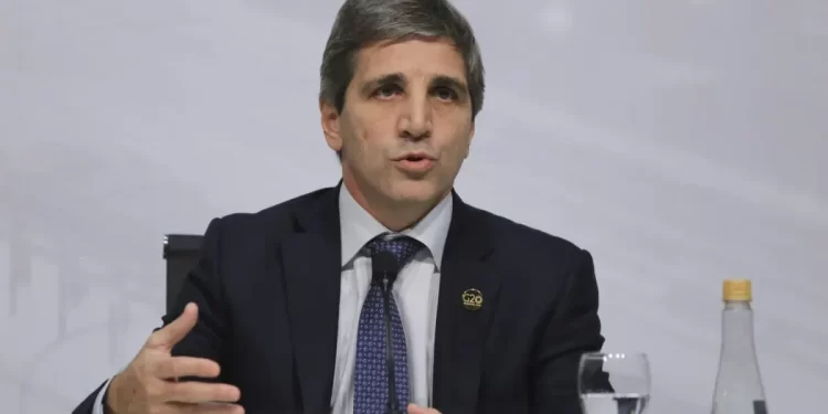 ¿Qué piensa Luis Caputo, el elegido por Milei para Economía, y cómo impactaría en Uruguay?