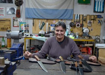Sandra, la forjadora de cuchillos de Caseros que sobresale en un oficio poblado de hombres