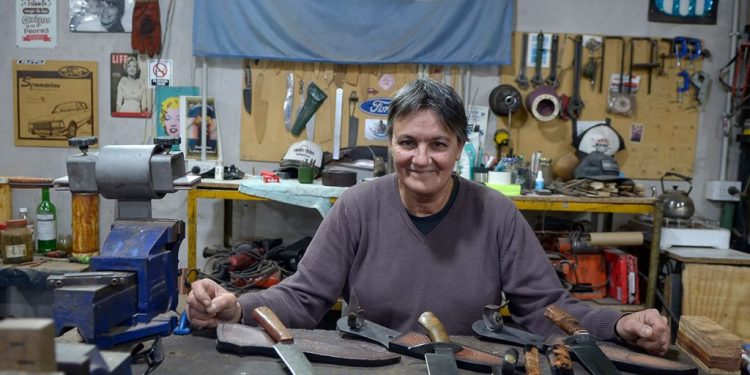 Sandra, la forjadora de cuchillos de Caseros que sobresale en un oficio poblado de hombres