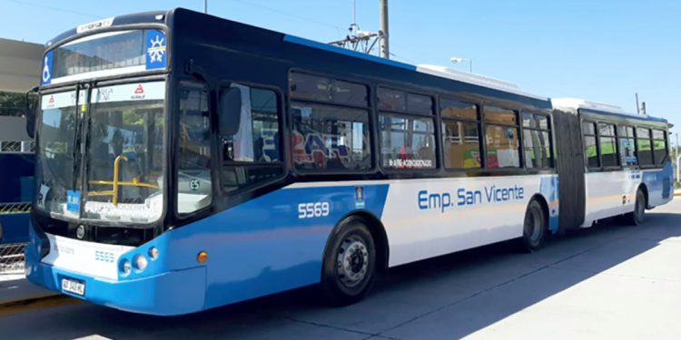Se desarrolla un lockout con paro y reducción de servicios de colectivos en el AMBA