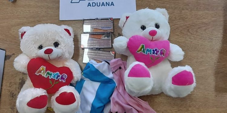 Secuestraron muñecos impregnados con cocaína que iban a ser enviados a China