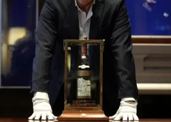 Subasta récord: millones de dólares por una botella de whisky destilada en 1926