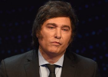 Tras el debate y de madrugada, Milei usó las redes para cuestionar a Massa