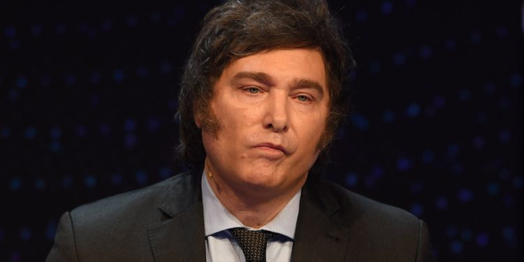 Tras el debate y de madrugada, Milei usó las redes para cuestionar a Massa