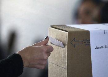 Un hombre acusado por abuso sexual fue a votar y lo detuvieron