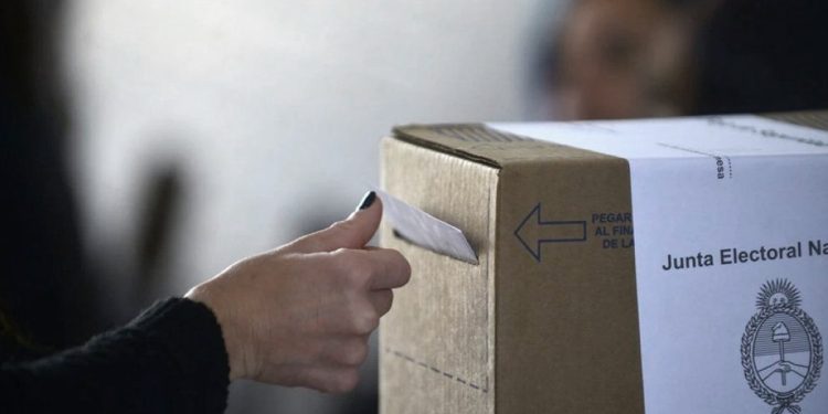 Un hombre acusado por abuso sexual fue a votar y lo detuvieron