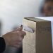 Un hombre acusado por abuso sexual fue a votar y lo detuvieron