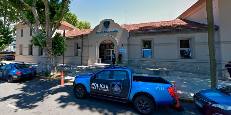 Un turista francés murió en una comisaría porteña a la que había ido a denunciar un robo