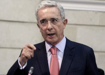 Víctimas de los “falsos positivos” en Colombia querellan a Uribe en la justicia argentina