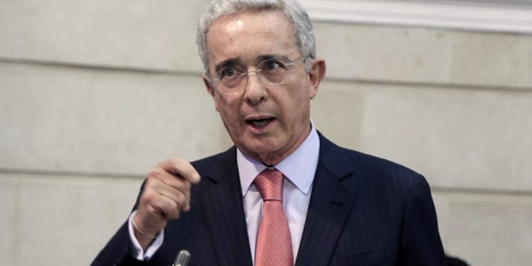 Víctimas de los “falsos positivos” en Colombia querellan a Uribe en la justicia argentina