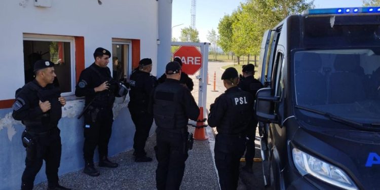 A horas de haber asumido, el gobierno de San Luis intervino la Universidad de La Punta y envió un comando policial para impedir el ingreso