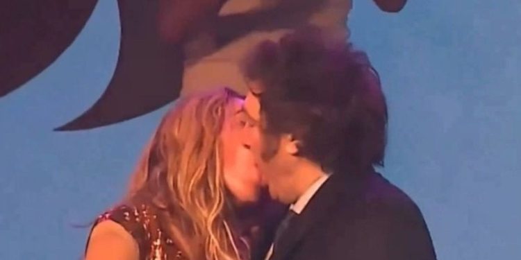 A los besos en el escenario: Javier Milei asistió al show de Fátima Florez en Mar del Plata