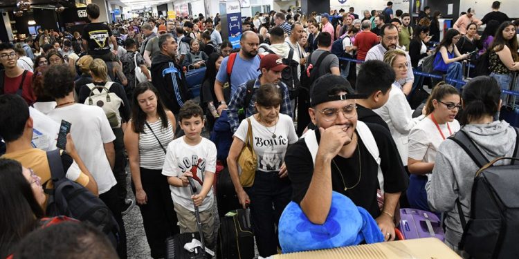 Aeroparque volvió a operar: más de 100 vuelos suspendidos y 16 aviones de Aerolíneas quedaron fuera de servicio