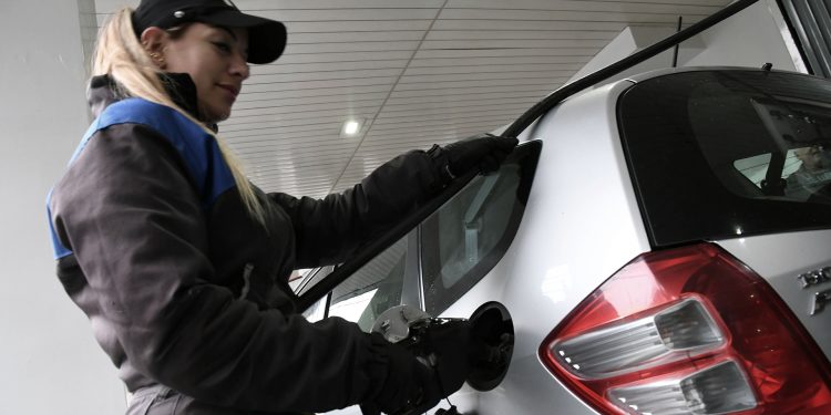 Aumentos de hasta el 30% en combustibles, con YPF a la cabeza del ajuste