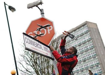 Banksy presentó en Londres una obra contra la guerra y fue robada en menos de una hora