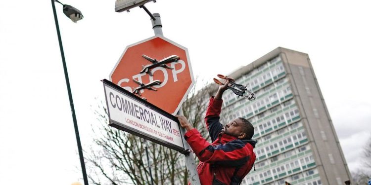 Banksy presentó en Londres una obra contra la guerra y fue robada en menos de una hora