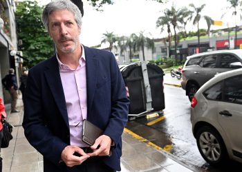 Bausili exhibe las nuevas medidas a los bancos