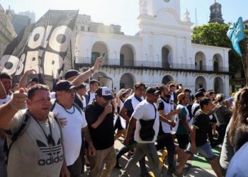 CABA: organizaciones sociales y sindicales se movilizaron contra el DNU de Javier Milei