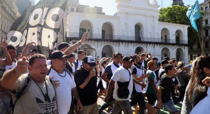 CABA: organizaciones sociales y sindicales se movilizaron contra el DNU de Javier Milei