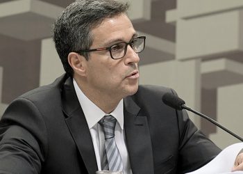 Caputo y el presidente del Central de Brasil dialogaron sobre el plan económico de Milei