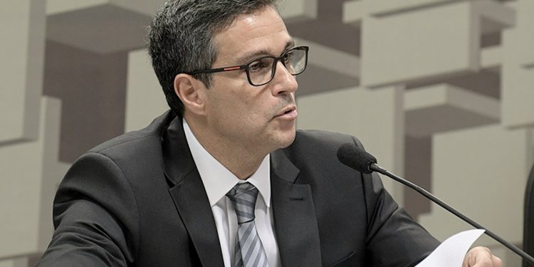 Caputo y el presidente del Central de Brasil dialogaron sobre el plan económico de Milei